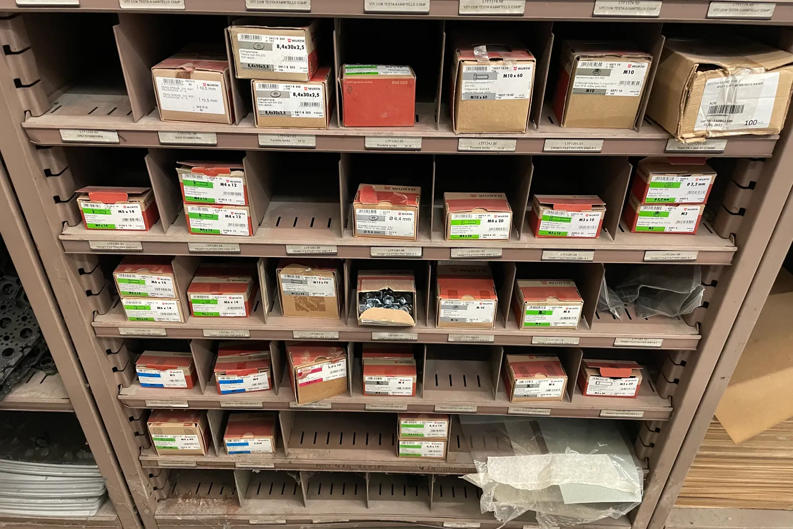 Stock lampade da tavolo, materiale elettrico e minuteria varia, oltre attrezzature e mobili da ufficio