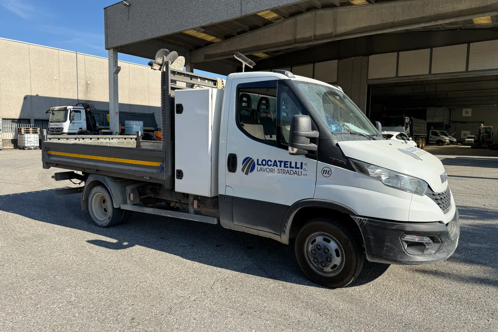 Autocarro ribaltabile Iveco Daily (35C16) targato GM520KP