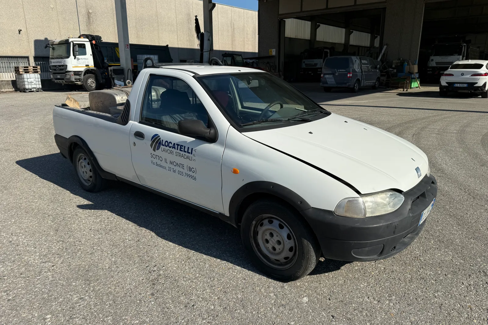 Autocarro Fiat Strada targato CZ290EZ