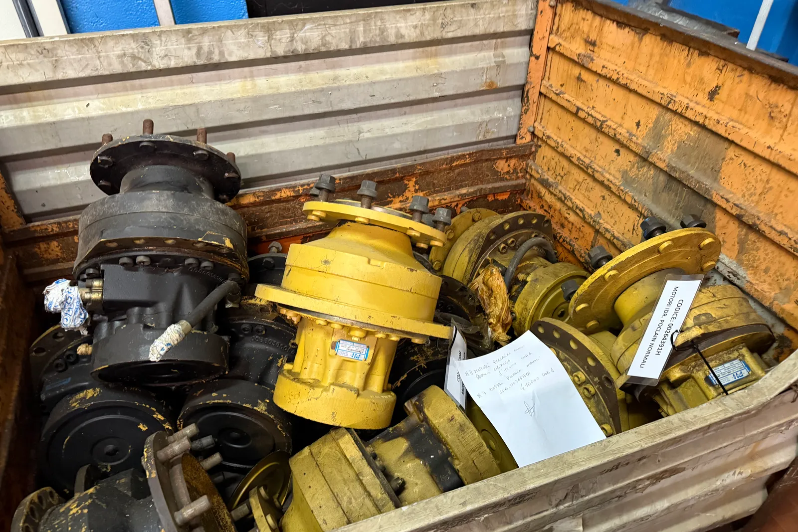 Magazzino componenti e ricambi per macchine agricole, oltre scaffali (escluse casse e ceste metalliche)