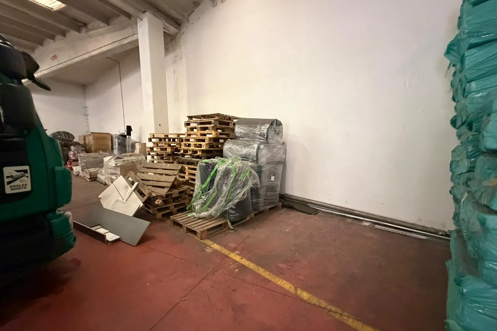Arredi, hardware e rimanenze isolanti e vetroniti