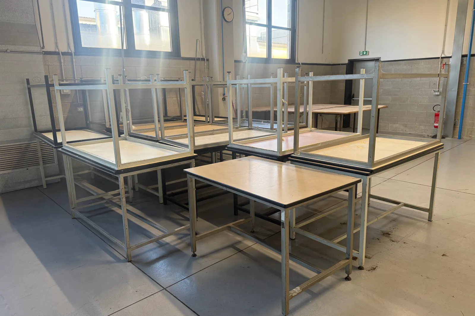 Tavoli da lavoro, rimanenze e attrezzature varie