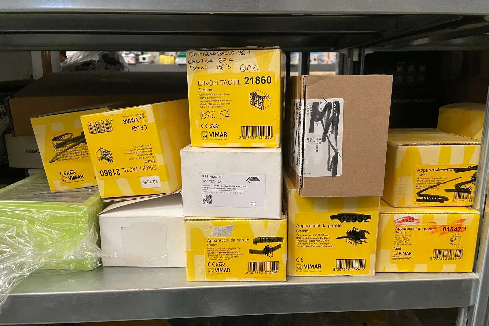 Stock lampade da tavolo, materiale elettrico e minuteria varia, oltre attrezzature e mobili da ufficio
