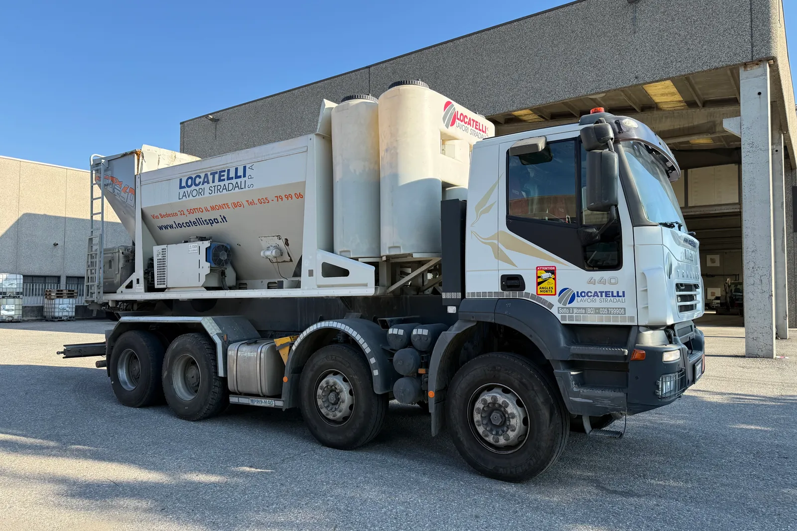 Autocarro Iveco Magirus A410T con impianto miscelazione calcestruzzo Bertoli e cassone scarrabile targato GA406BK