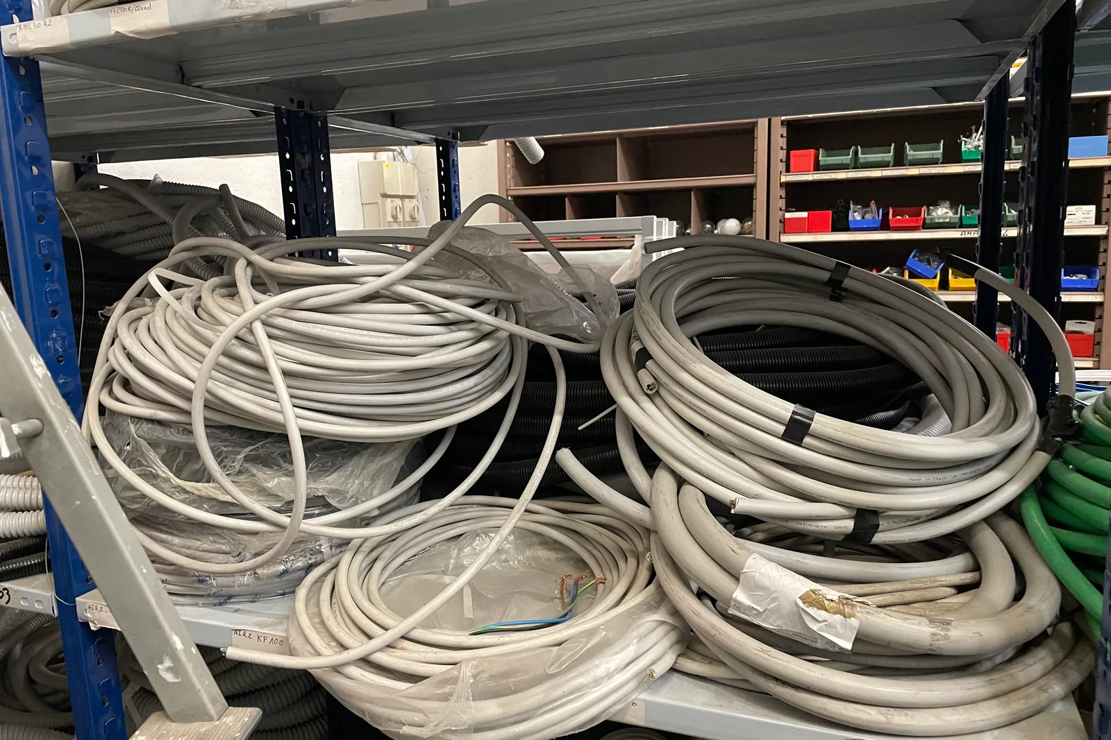 Stock lampade da tavolo, materiale elettrico e minuteria varia, oltre attrezzature e mobili da ufficio