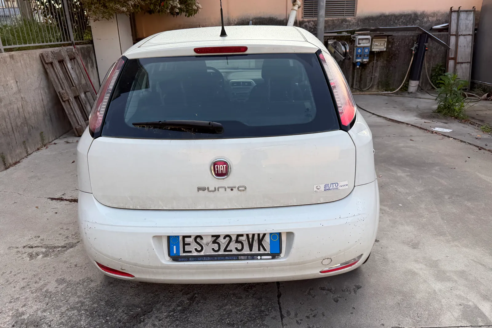 Autovettura Fiat Punto targata ES325VK