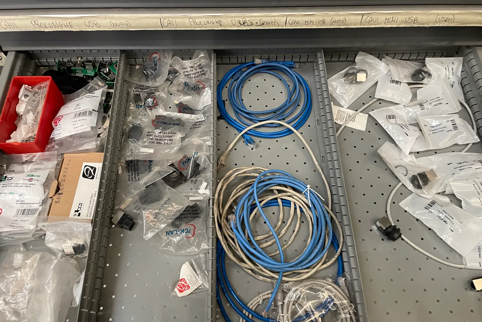 Stock lampade da tavolo, materiale elettrico e minuteria varia, oltre attrezzature e mobili da ufficio