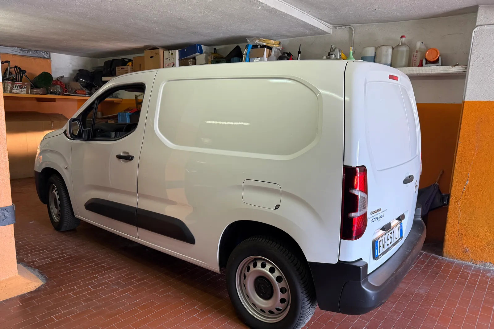 Furgone Opel combo targato FW531JY