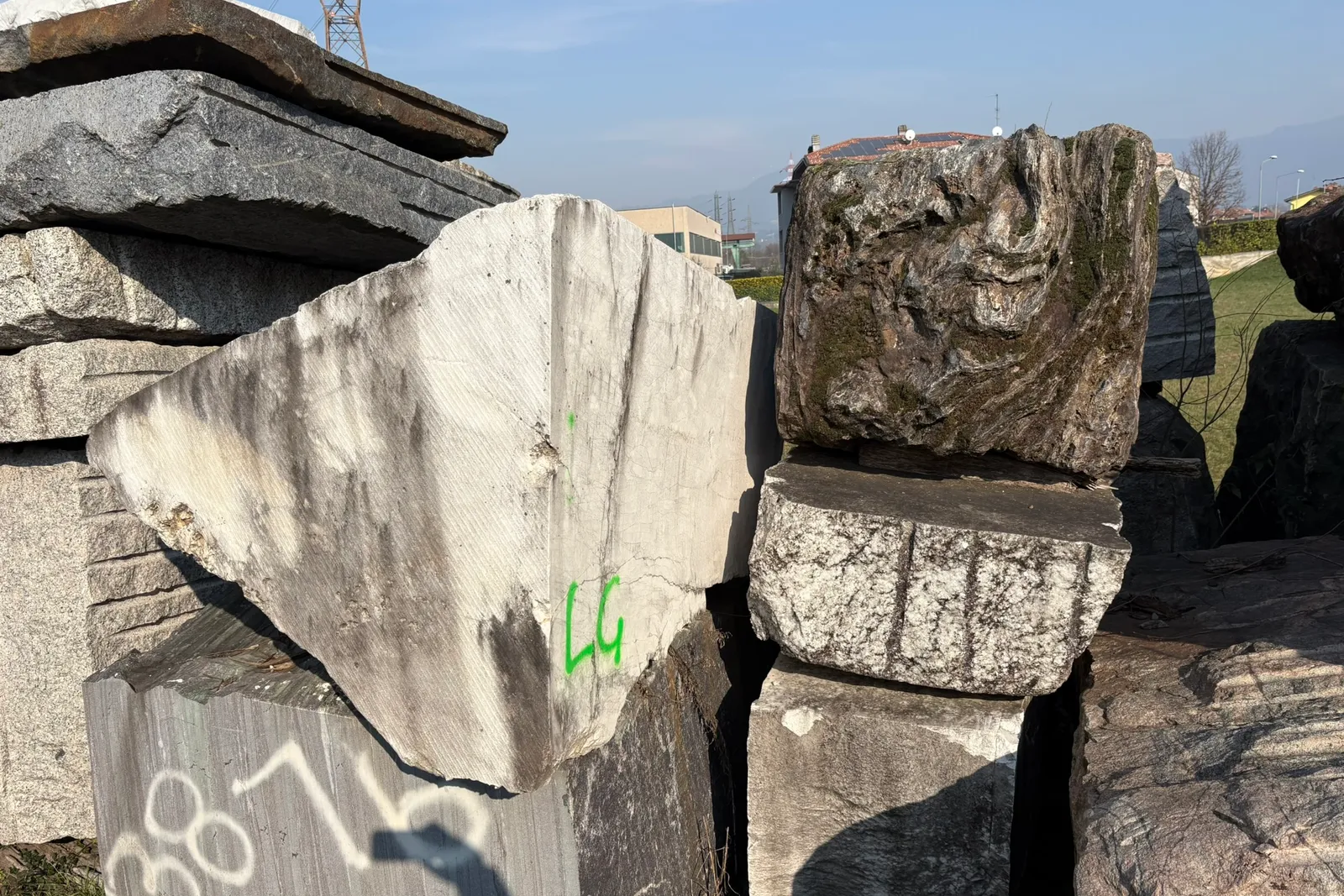 Marmo - rimanenze blocchi, semiblocchi, informi, pietrame, lastre, filagne e piastrelle, lotto espositivo e tavolo da esterno in marmo