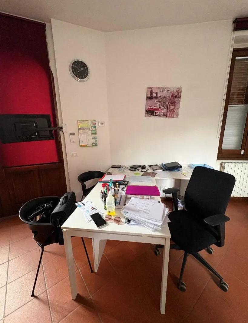 Arredi, insegna e macchina da ufficio presso ufficio in Leffe (BG) Piazza della Libertà n. 28/a