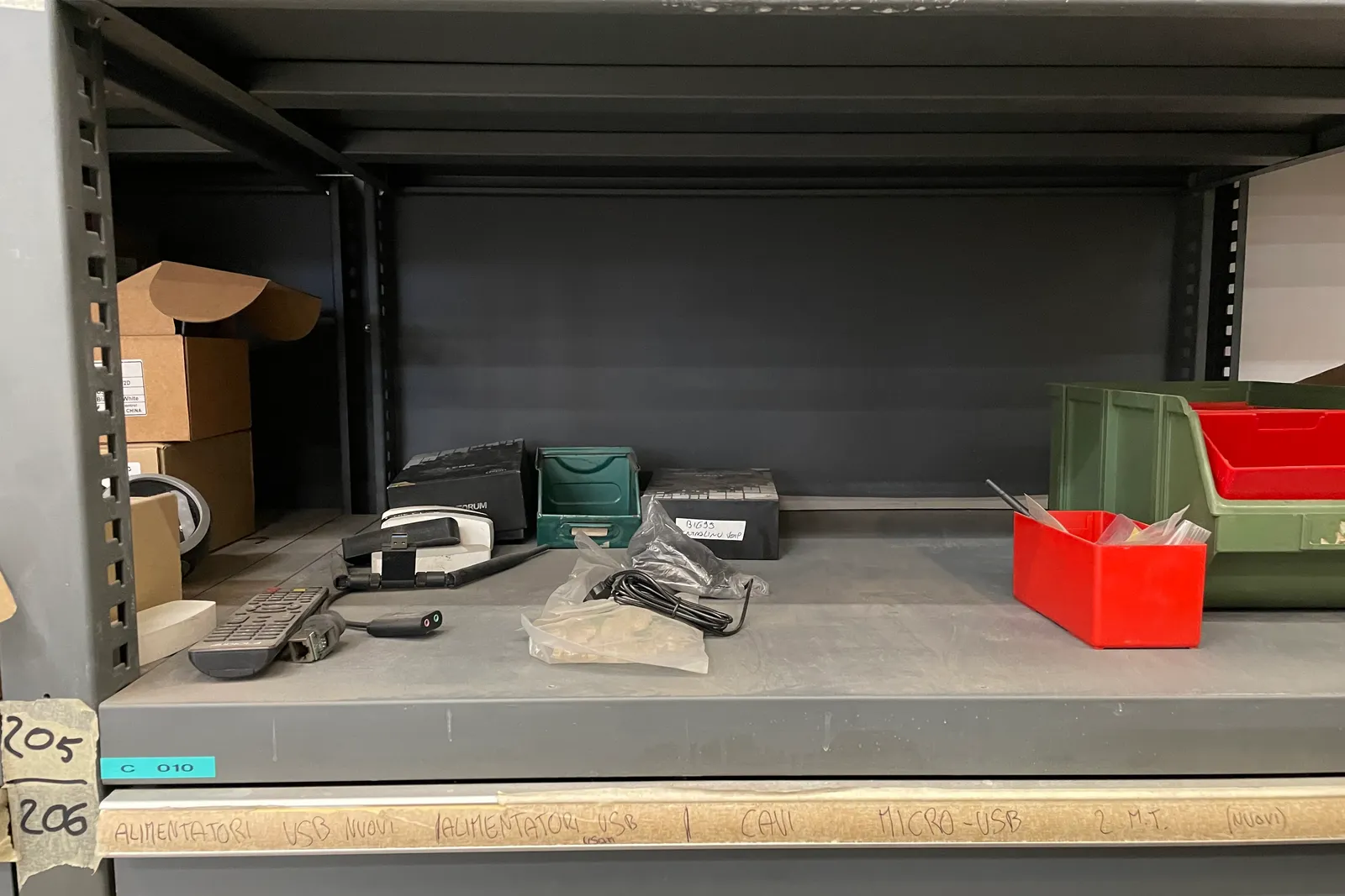 Stock lampade da tavolo, materiale elettrico e minuteria varia, oltre attrezzature e mobili da ufficio