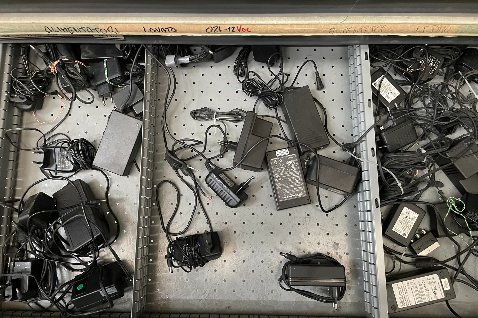 Stock lampade da tavolo, materiale elettrico e minuteria varia, oltre attrezzature e mobili da ufficio