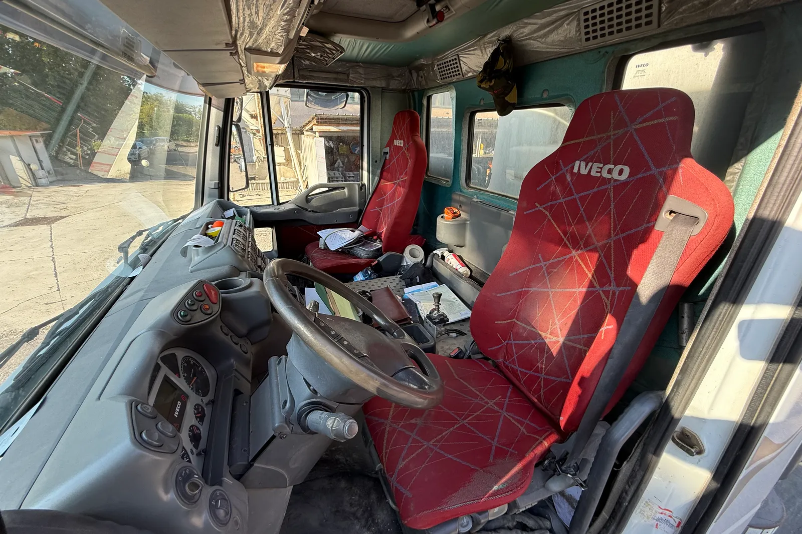 Autocarro Iveco Magirus A410T con impianto miscelazione calcestruzzo Bertoli e cassone scarrabile targato GA406BK