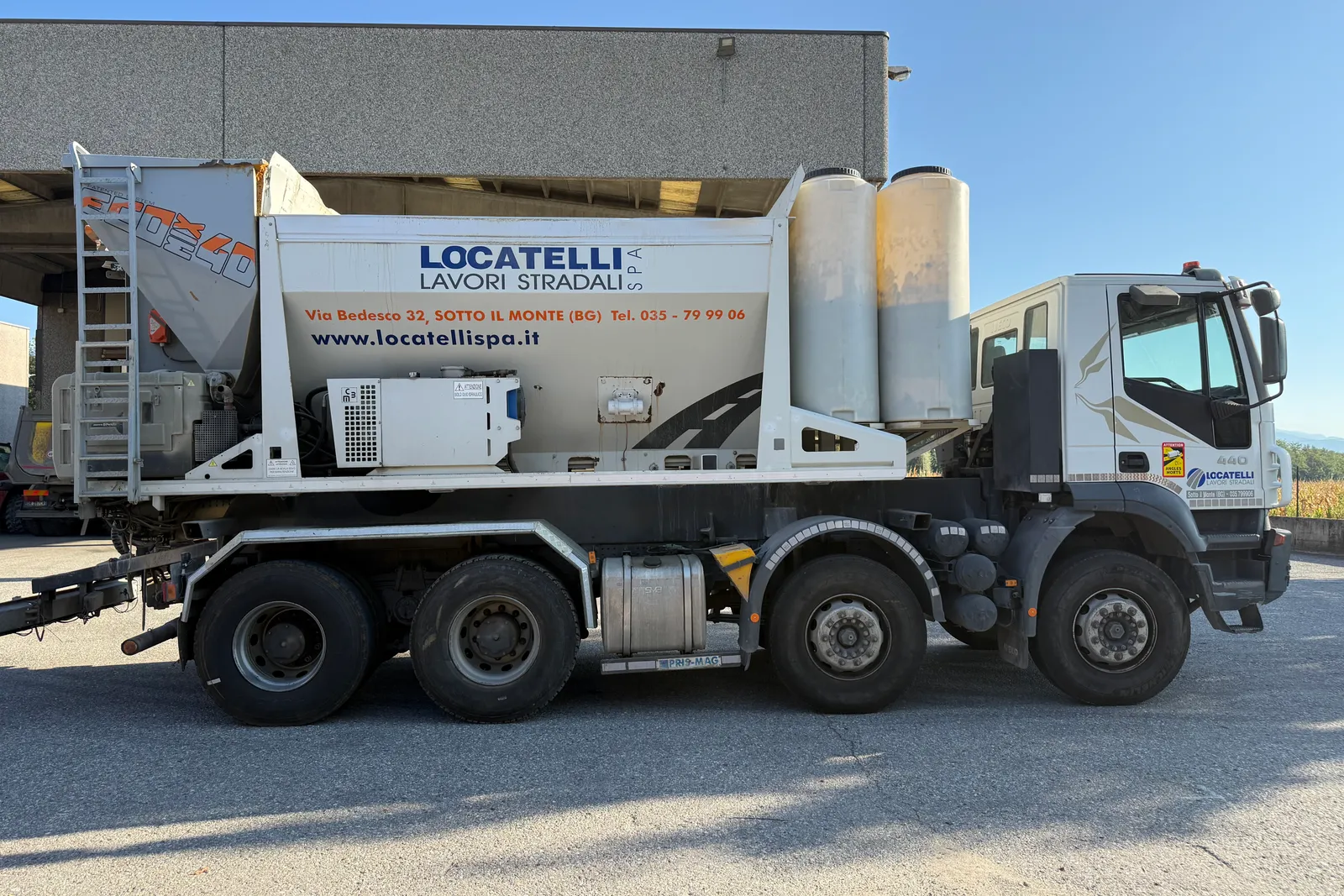 Autocarro Iveco Magirus A410T con impianto miscelazione calcestruzzo Bertoli e cassone scarrabile targato GA406BK