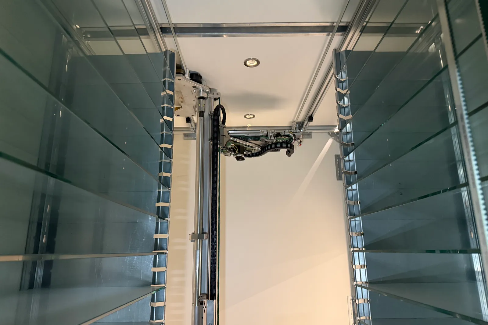 N. 2 magazzini automatici Pharmathek Sintesi, inclusi moduli di carico, linea di imballo e smistamento Mechatronic Machines & Systems e centralina di controllo