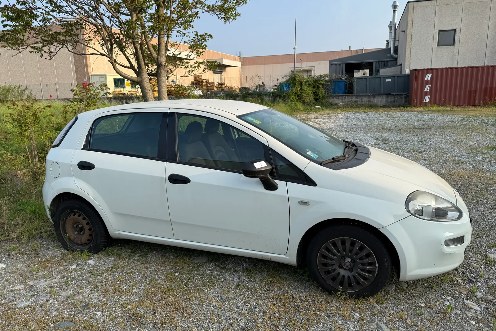 Autovettura Fiat Punto targata ES324VK