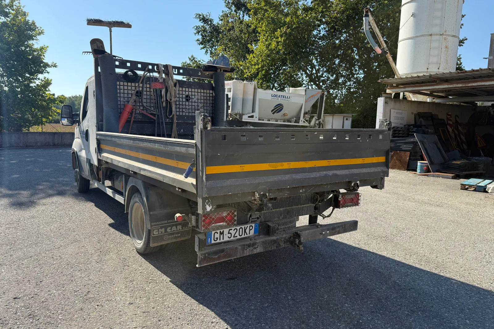 Autocarro ribaltabile Iveco Daily (35C16) targato GM520KP