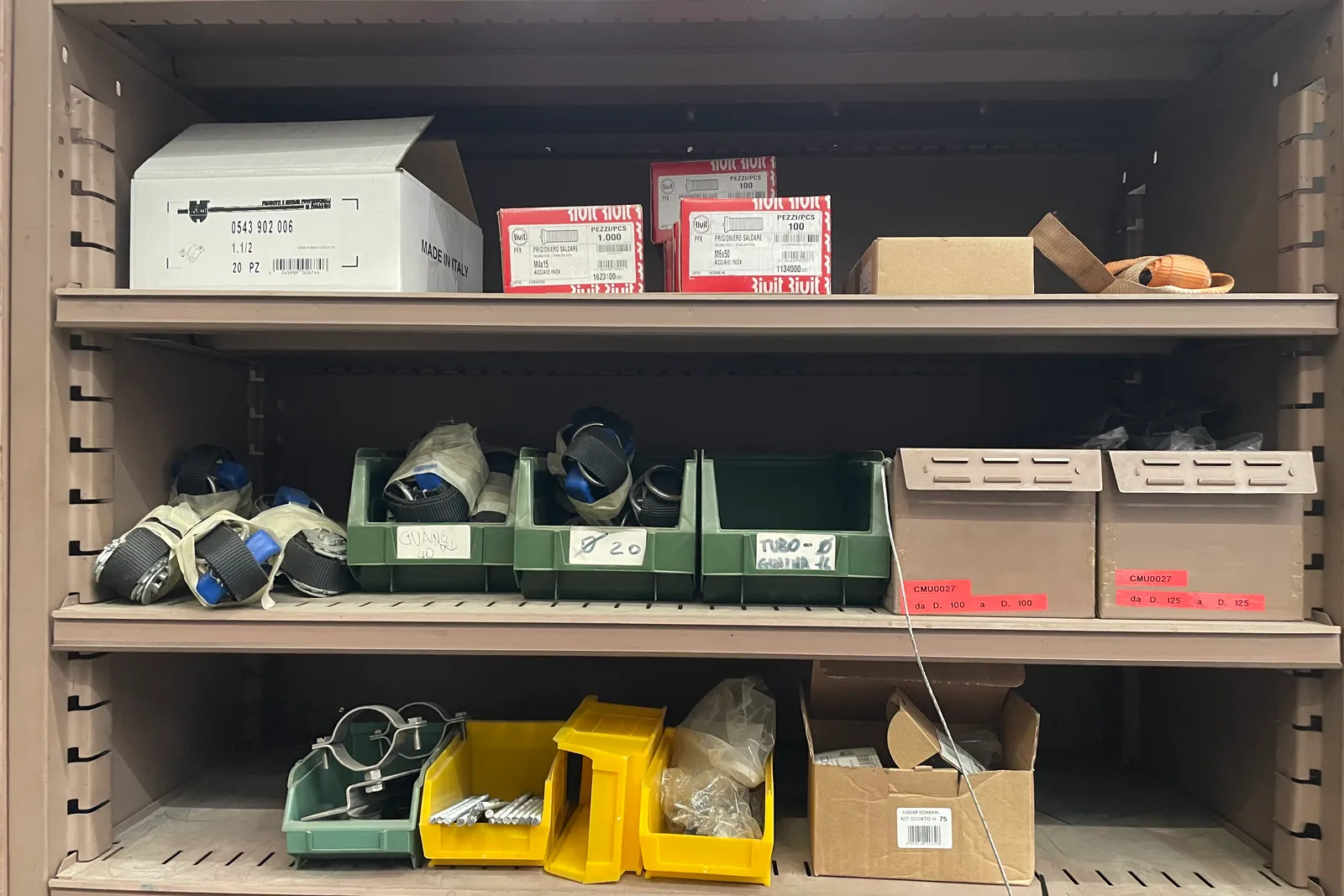 Stock lampade da tavolo, materiale elettrico e minuteria varia, oltre attrezzature e mobili da ufficio