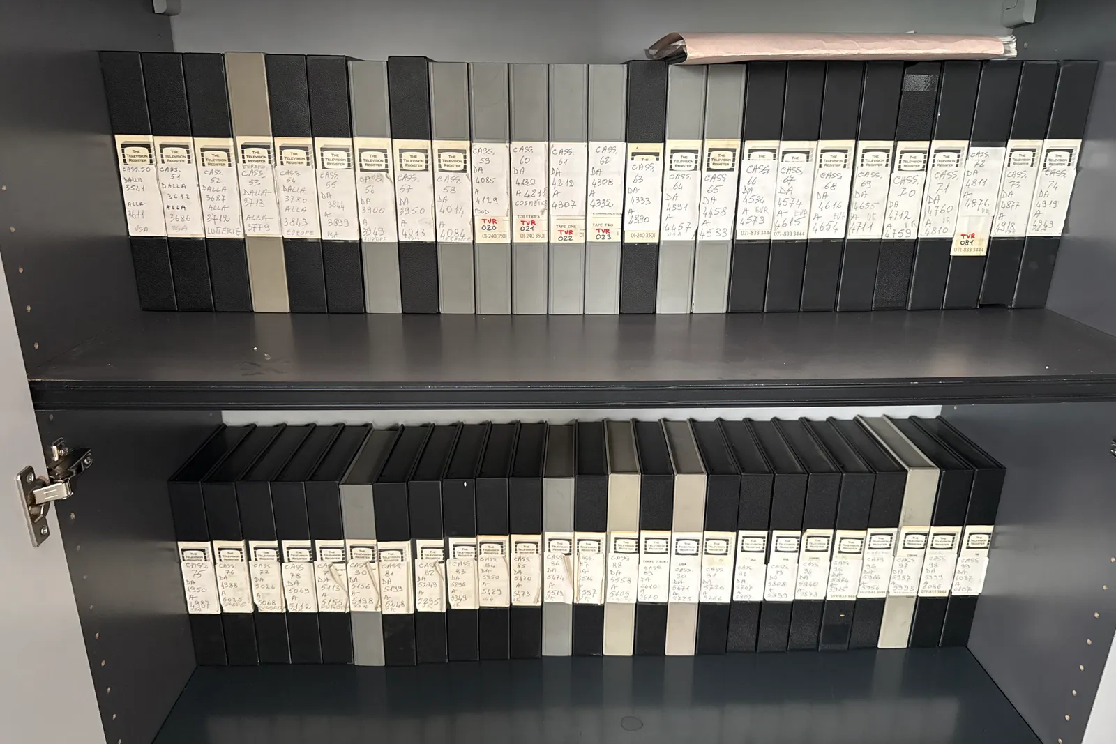 Volumi e riviste a scaffale, oltre stampe originali di uscite pubblicitarie degli anni 1955-1992 e microfiches