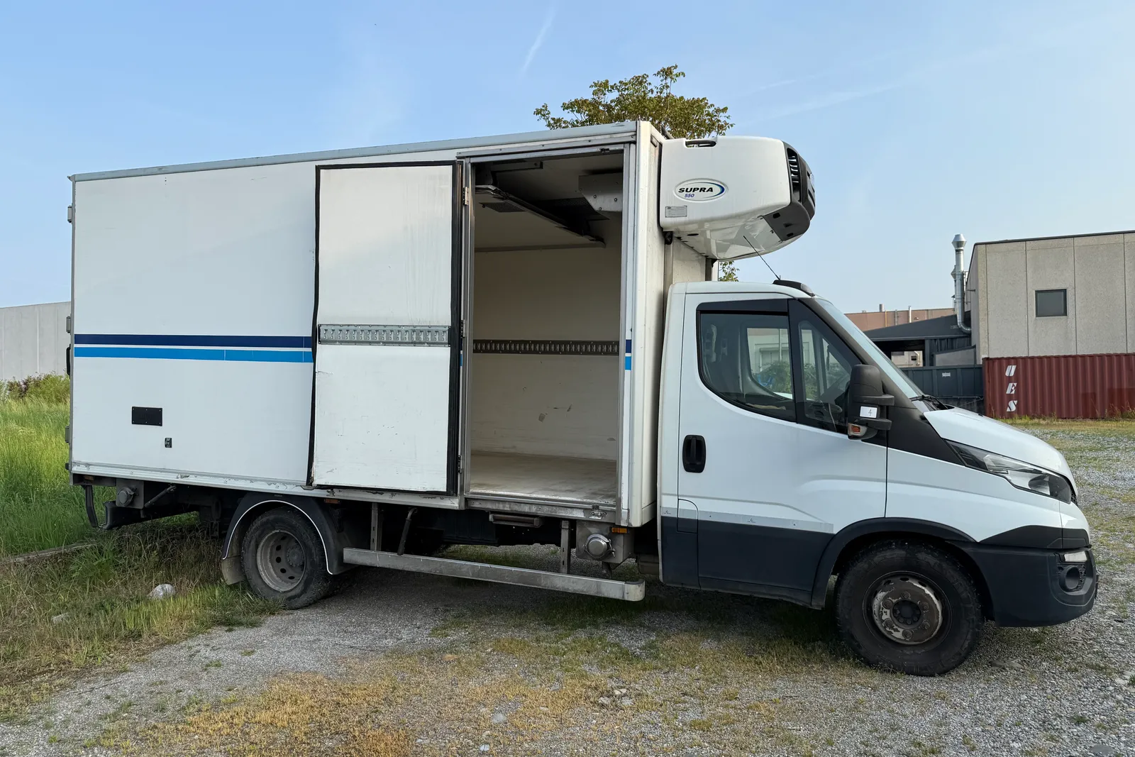 Furgone refrigerato Iveco Daily targato FF877EW