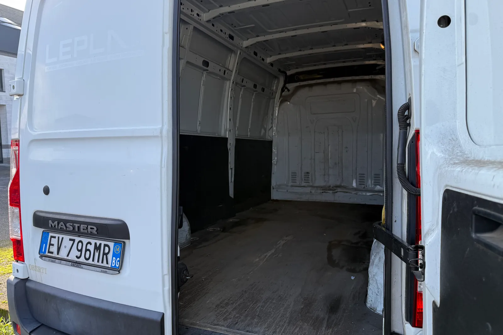 Furgone Renault Master targato EV796MR