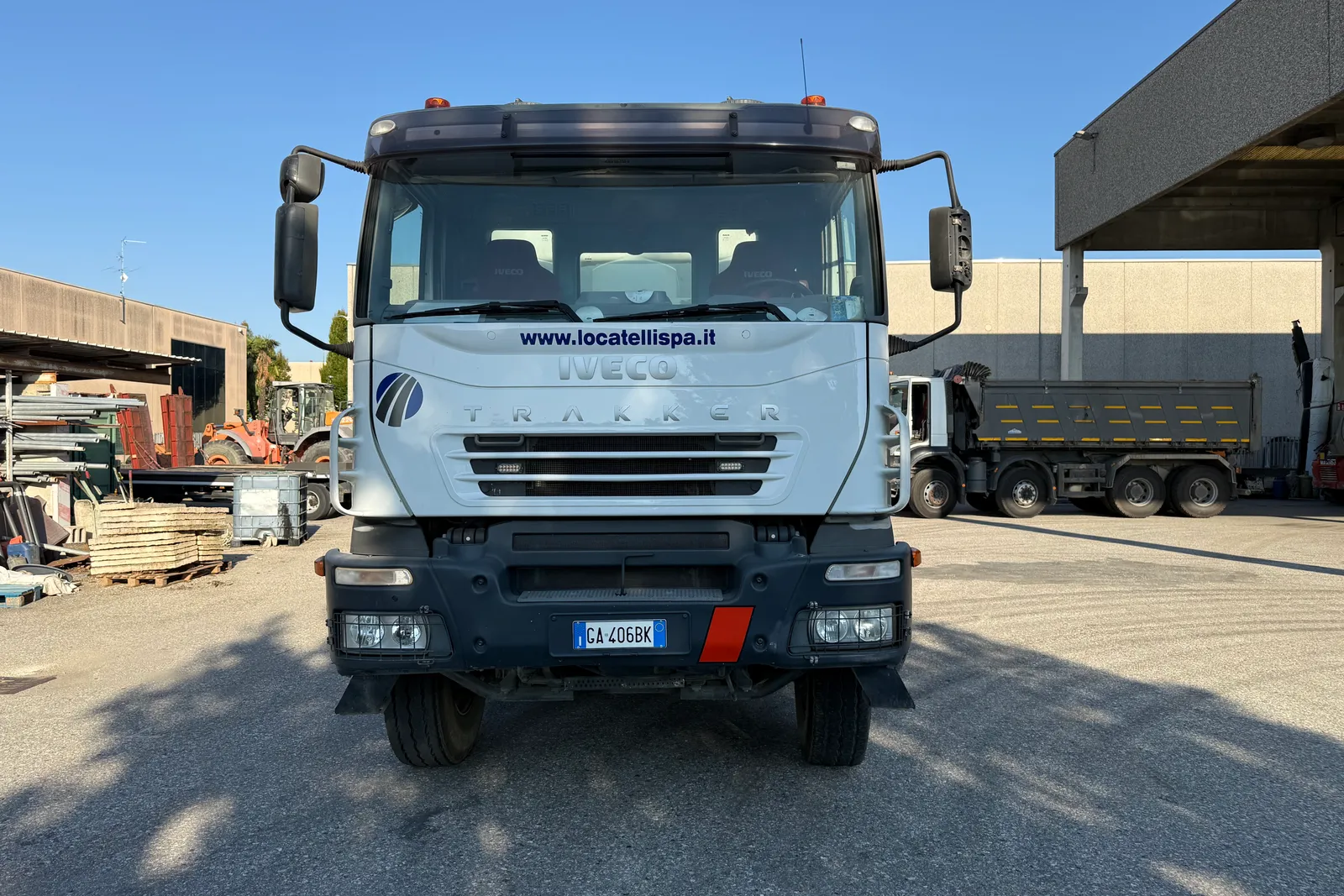 Autocarro Iveco Magirus A410T con impianto miscelazione calcestruzzo Bertoli e cassone scarrabile targato GA406BK