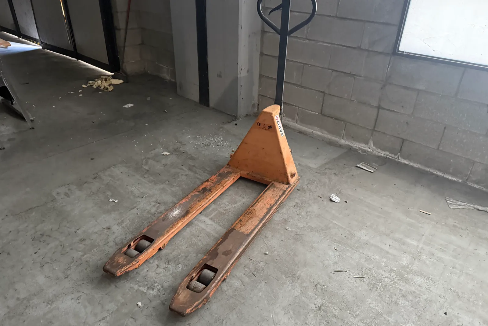N. 3 transpallet, carrello, lavaasciuga pavimenti, carrello porta utensili Beta