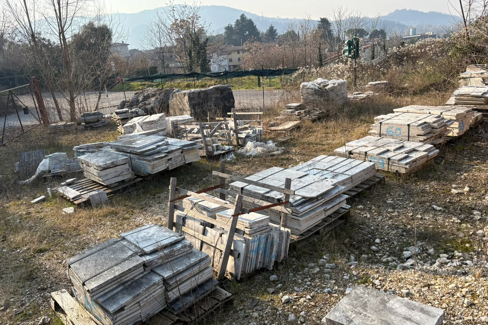 Marmo - rimanenze blocchi, semiblocchi, informi, pietrame, lastre, filagne e piastrelle, lotto espositivo e tavolo da esterno in marmo