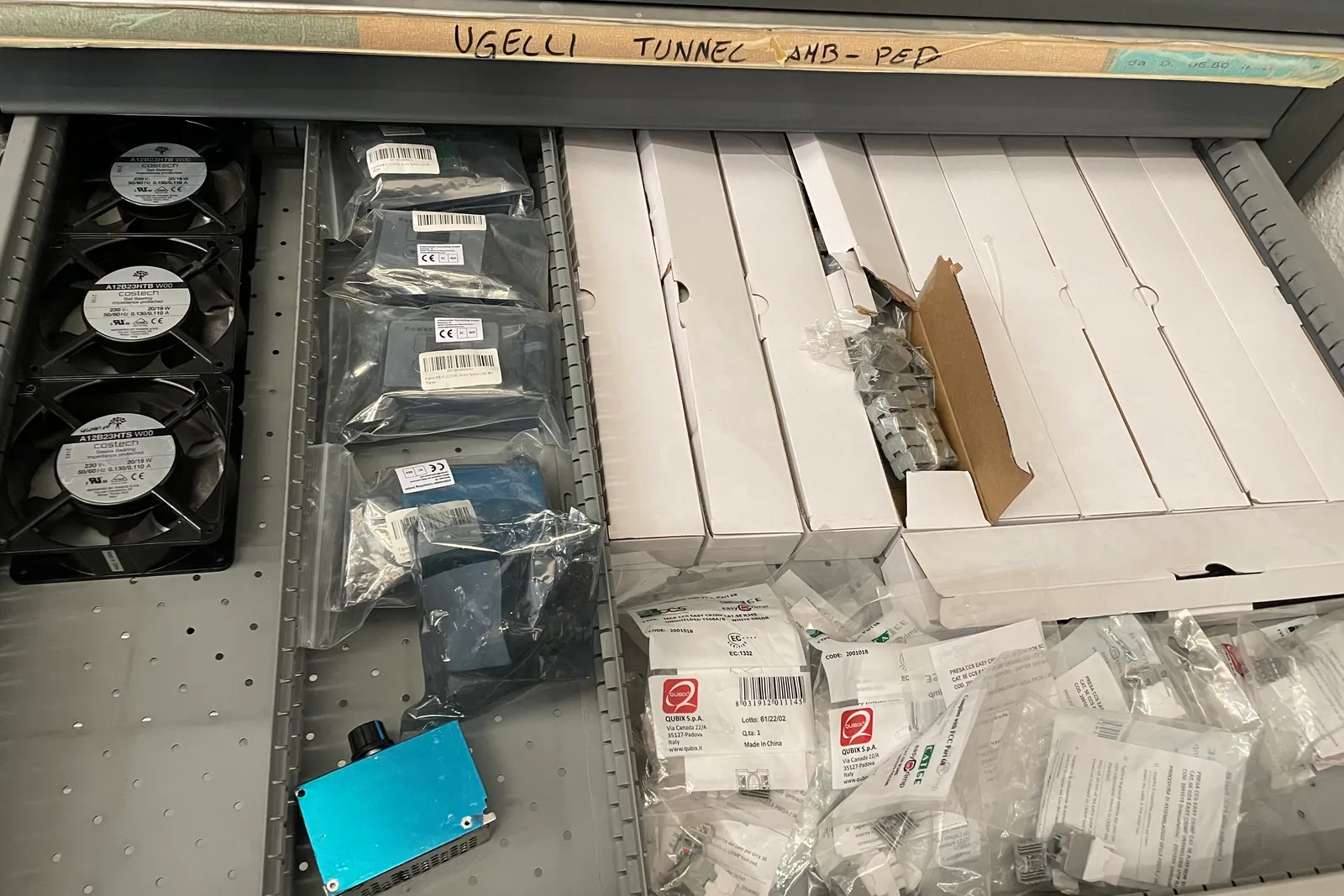 Stock lampade da tavolo, materiale elettrico e minuteria varia, oltre attrezzature e mobili da ufficio