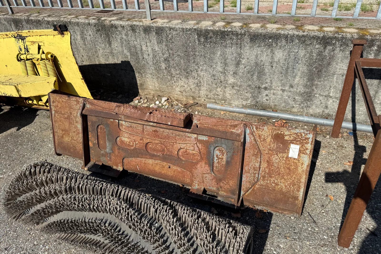Minipala cingolata Takeuchi mod. TL140 completa di lama livellatrice, spazzatrice, fresa taglia asfalto, lama da neve e strumenti di misura