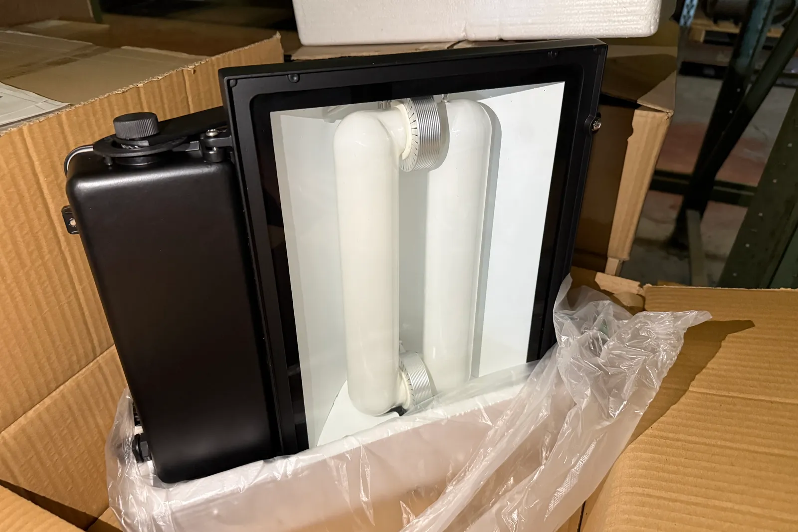 Magazzino lampade ad induzione magnetica, supporti e rimanenze