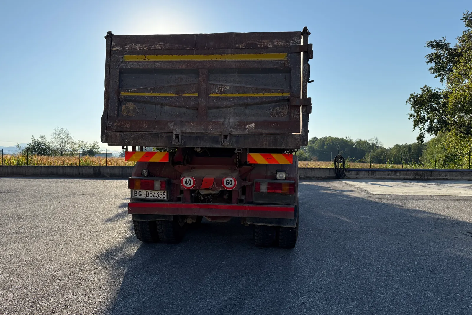 Autocarro ribaltabile Mercedes targato BGB54355