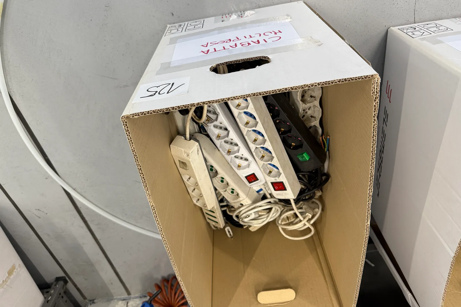 Arredi e macchine elettriche ed elettroniche da ufficio