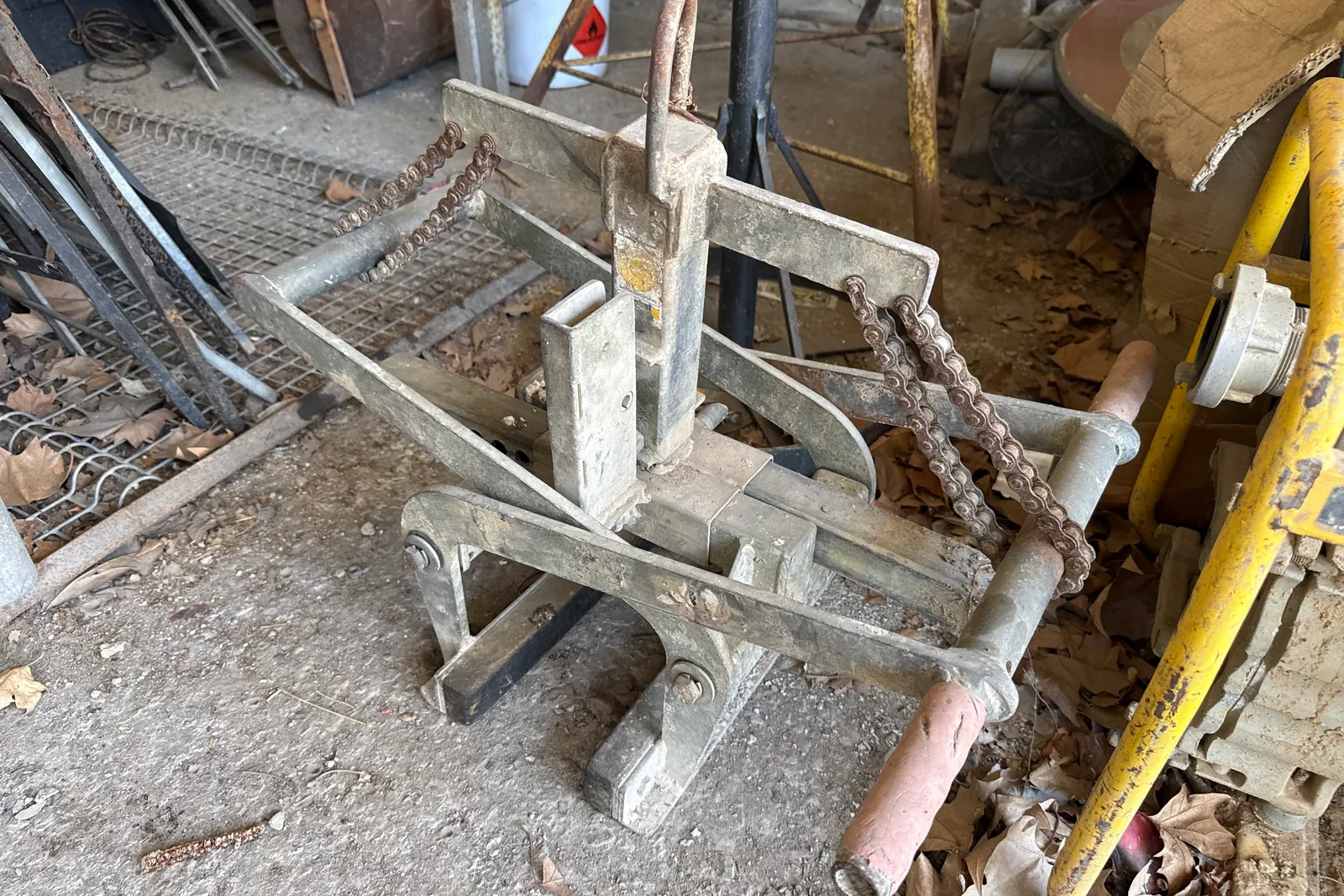Saldatrice CEA mod. TR4 oltre vario materiale per cantieristica stradale