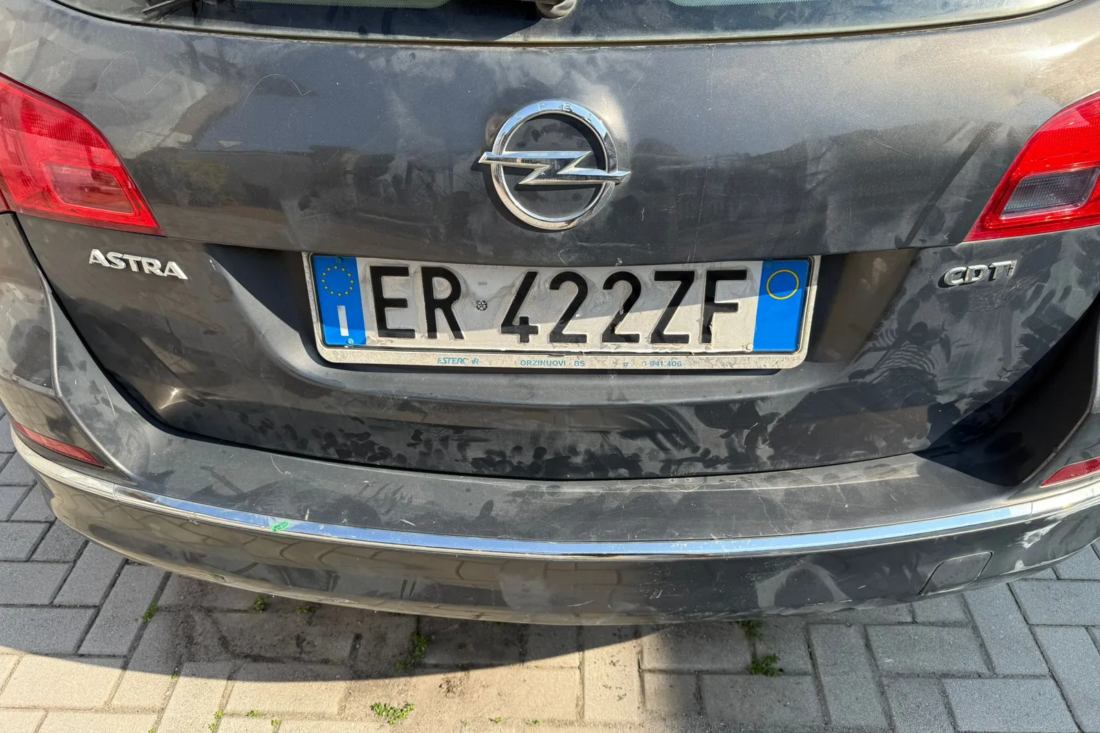 Autovettura Opel Astra targata ER422ZF oltre PC