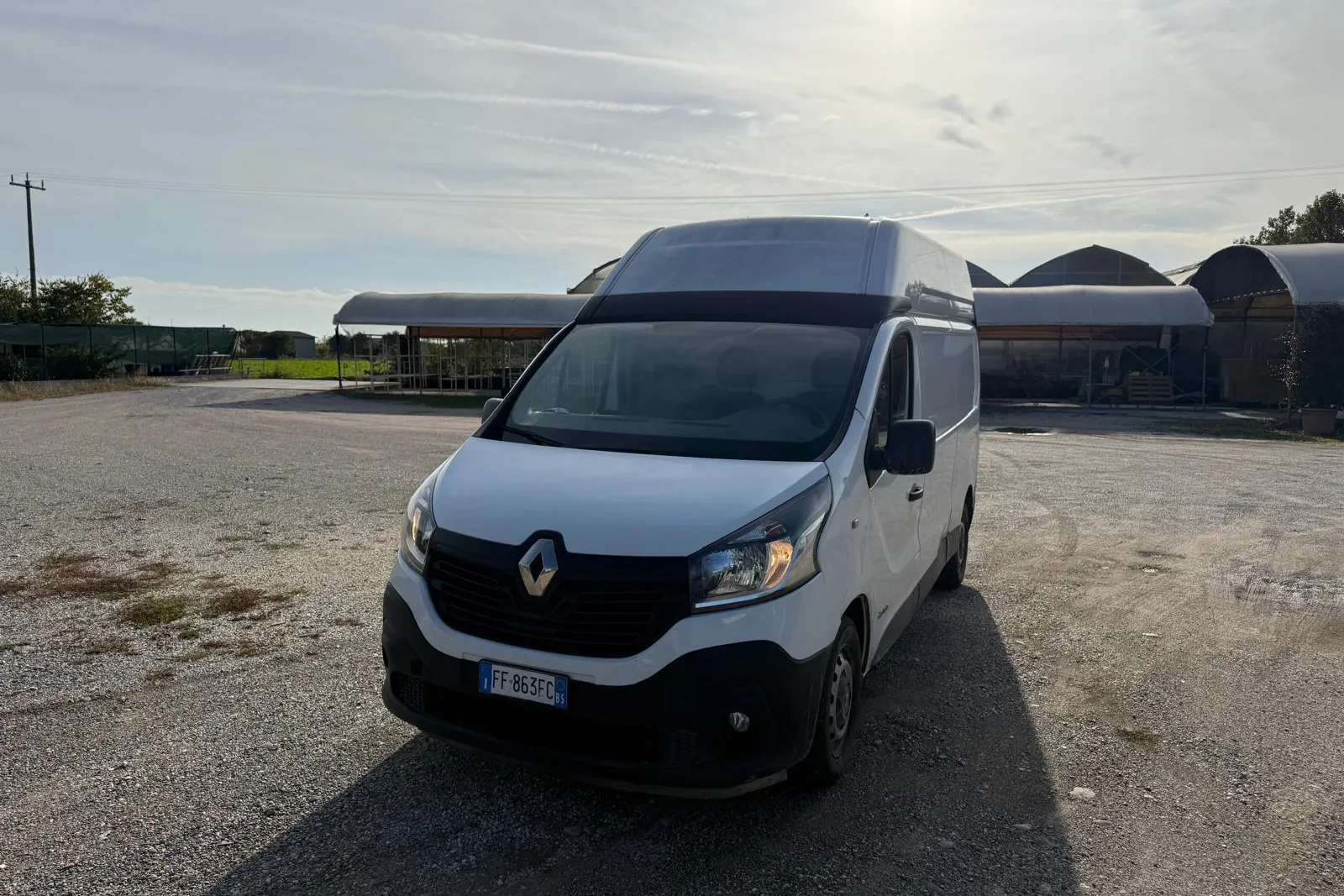 Furgone Renault Trafic targato FF863FC
