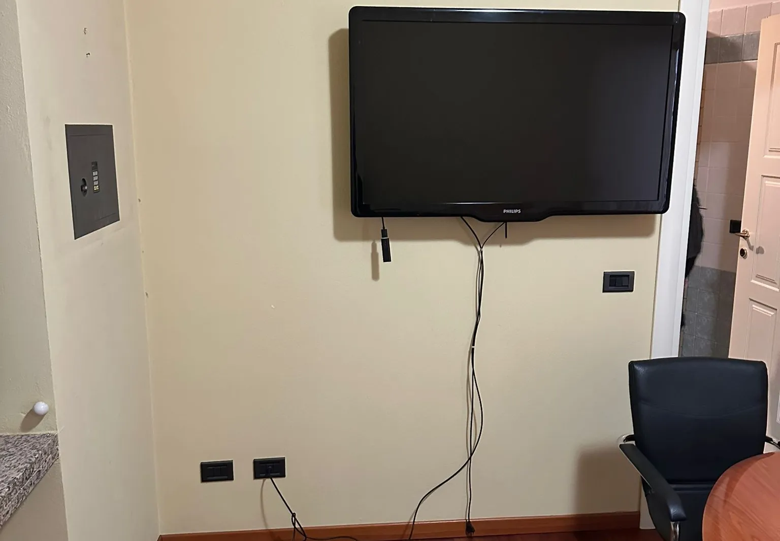 Arredi e macchine elettriche ed elettroniche da ufficio (in perizia lotto 01 e lotto 02) 