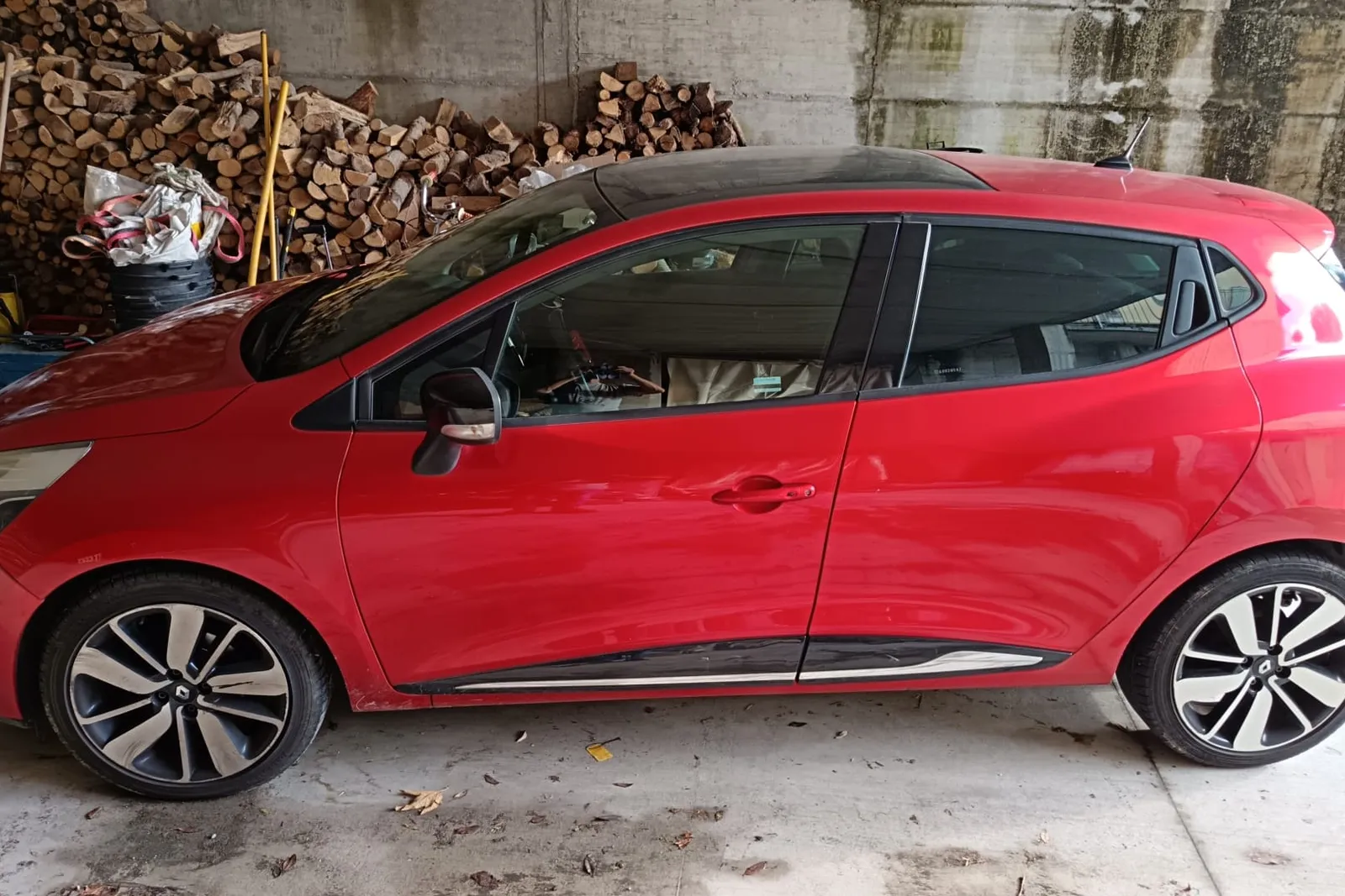 Autovettura Renault Nuova Clio targata ER843DA