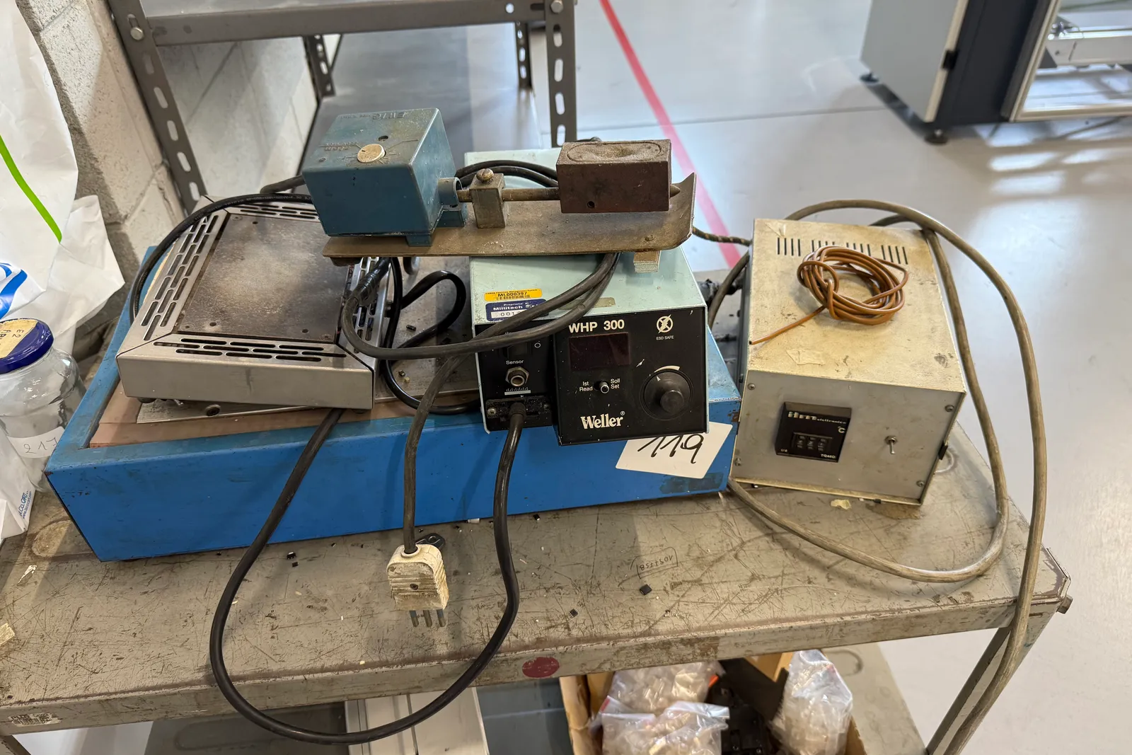 Stazioni saldanti, depuratori elettronici d’aria oltre piccoli attrezzi e componenti varie