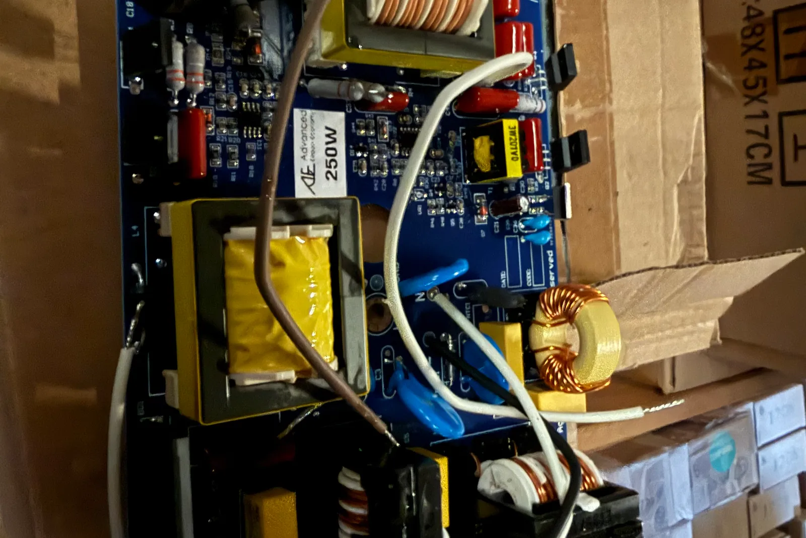 Magazzino lampade ad induzione magnetica, supporti e rimanenze