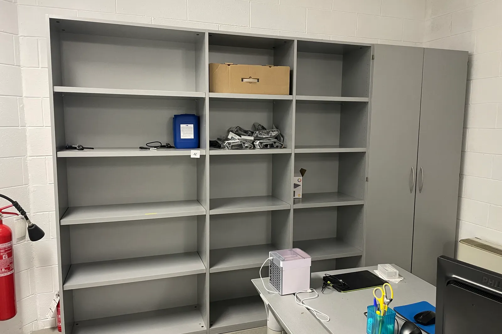 Stock lampade da tavolo, materiale elettrico e minuteria varia, oltre attrezzature e mobili da ufficio