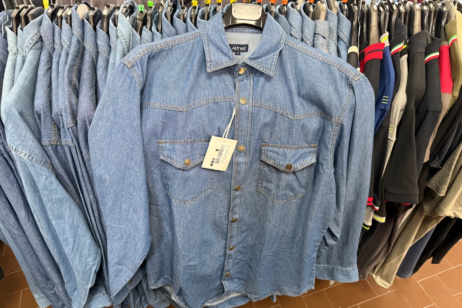Magazzino tessuti, capi di abbigliamento e accessori – ID da n. 65 a n. 80