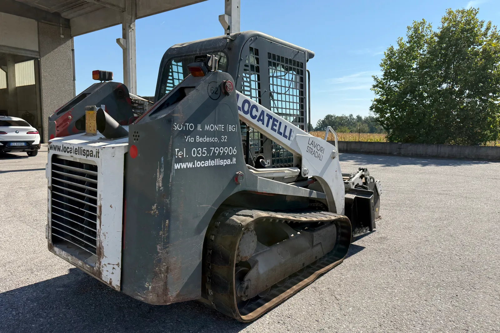 Minipala cingolata Takeuchi mod. TL140 completa di lama livellatrice, spazzatrice, fresa taglia asfalto, lama da neve e strumenti di misura