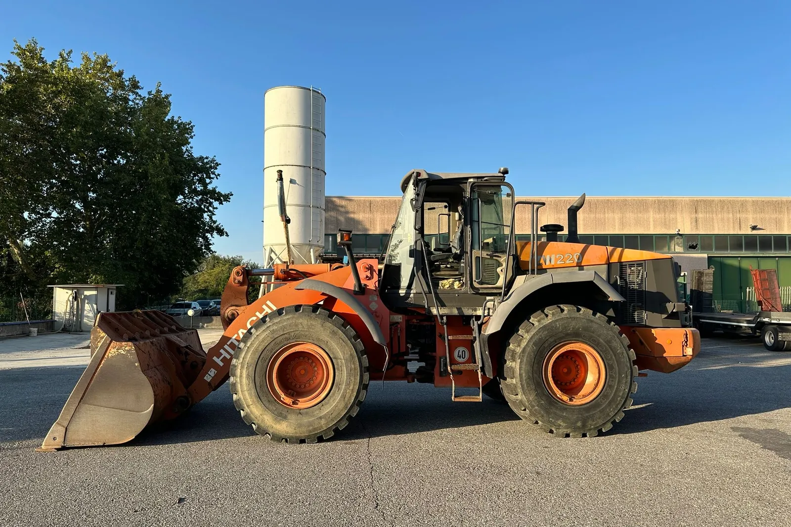 Pala caricatrice gommata Hitachi mod. ZW220 