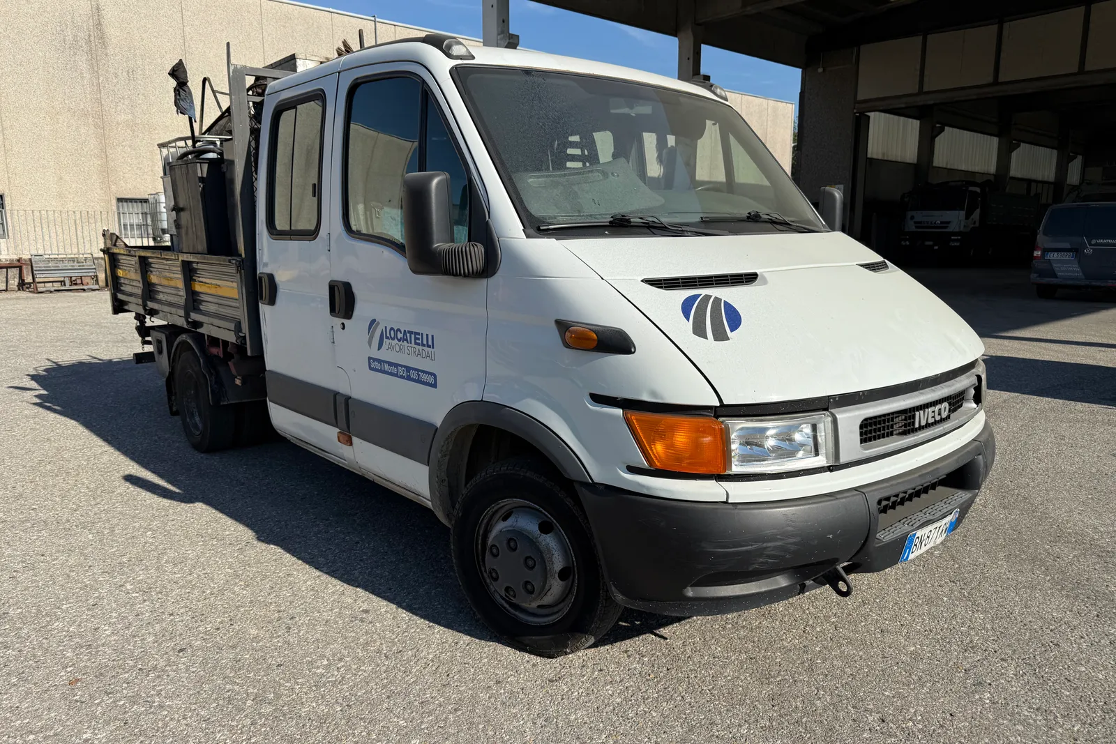 Autocarro ribaltabile Iveco Daily (35C11A) targato BN871RW con macchinario spruzzatrice per emulsione e due cisterne