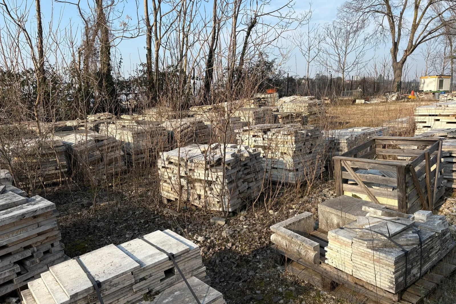 Marmo - rimanenze blocchi, semiblocchi, informi, pietrame, lastre, filagne e piastrelle, lotto espositivo e tavolo da esterno in marmo