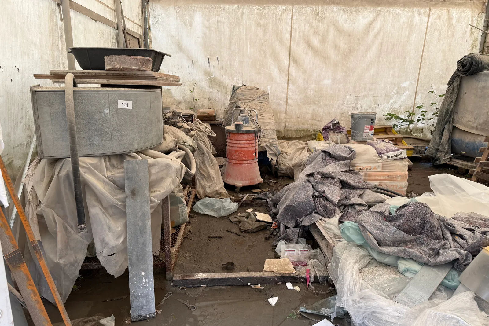 Rimanenze, strutture semifisse e macerie (ID 100, 101, 102, 103, 104)