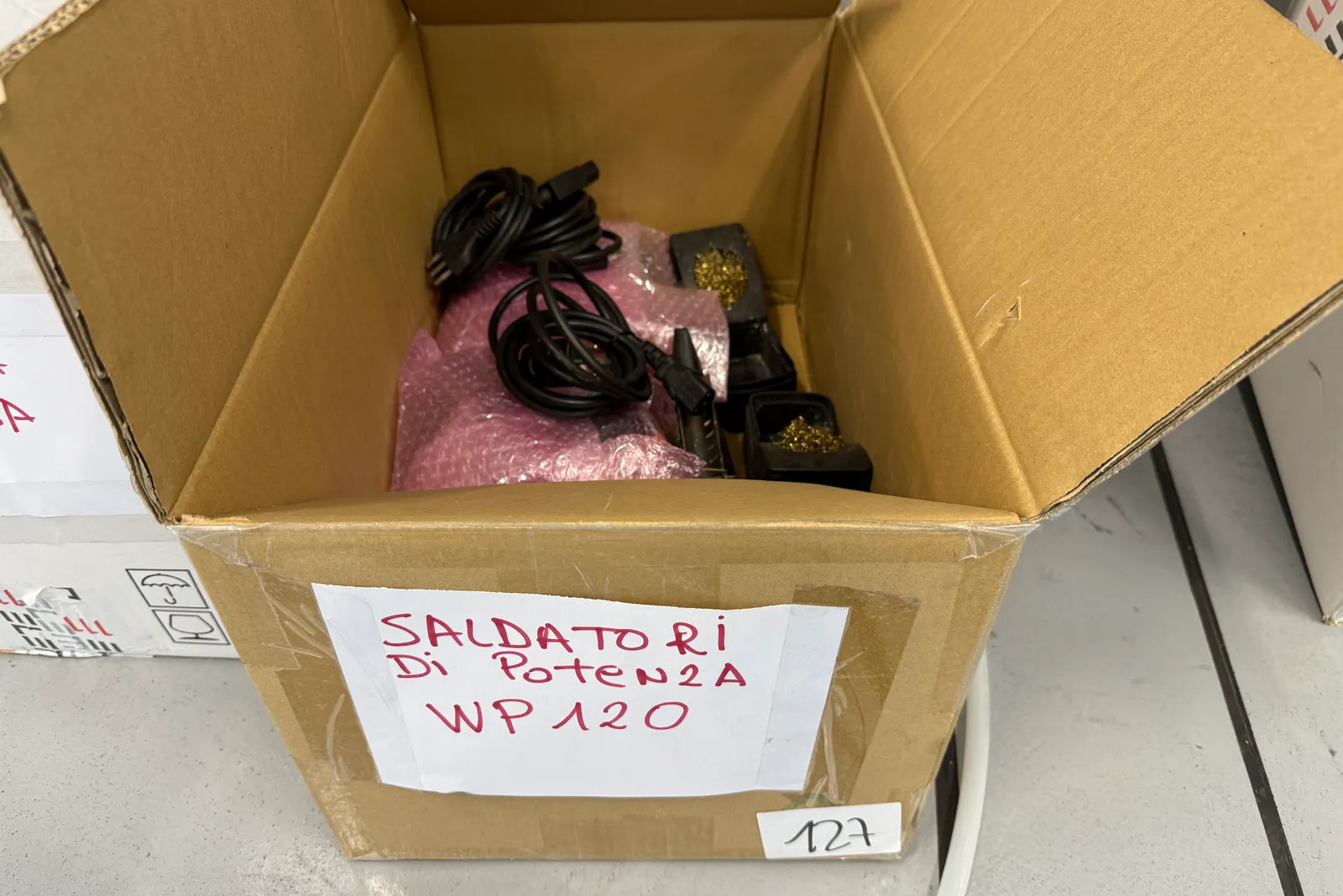 Stazioni saldanti, depuratori elettronici d’aria oltre piccoli attrezzi e componenti varie
