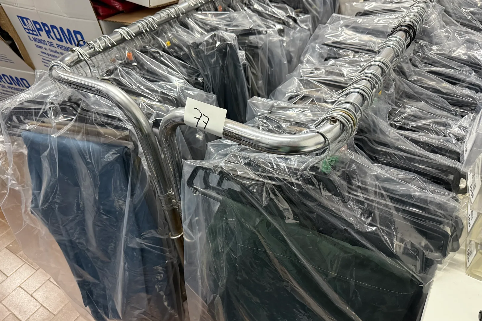 Magazzino tessuti, capi di abbigliamento e accessori – ID da n. 65 a n. 80