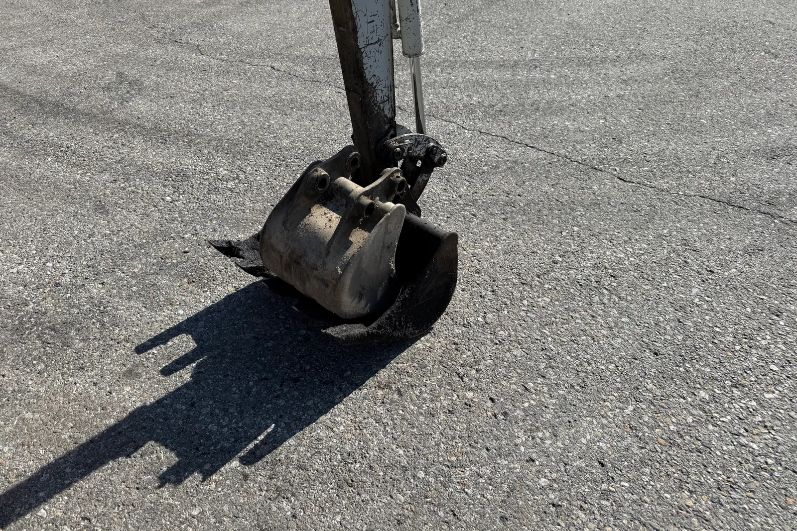 Miniescavatore cingolato Takeuchi mod. TB016S completo di n. 2 benne e coppia di rampe di carico
